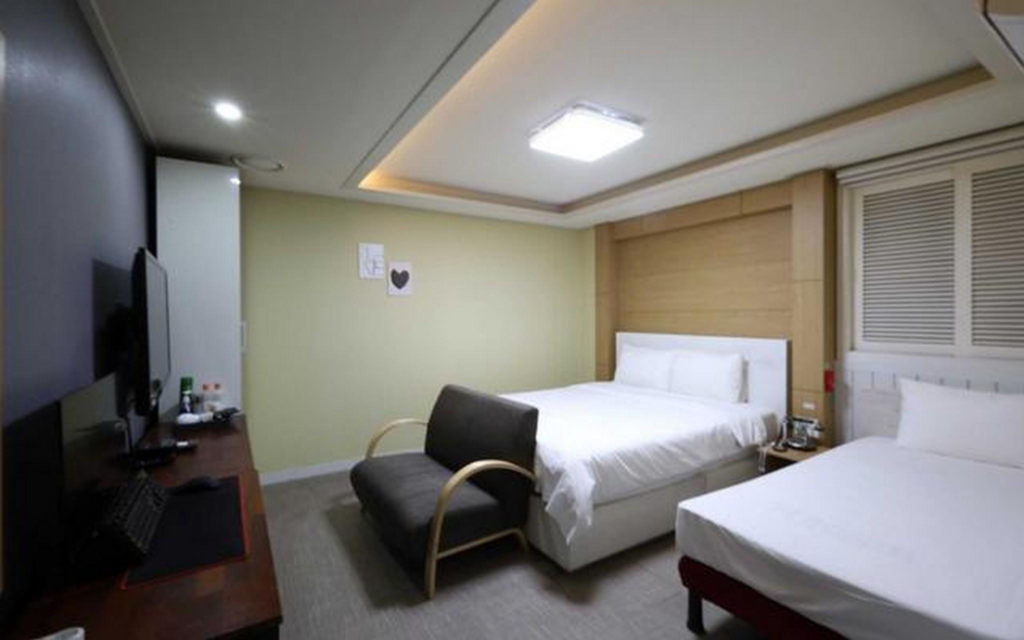 Mini, Twin Beds