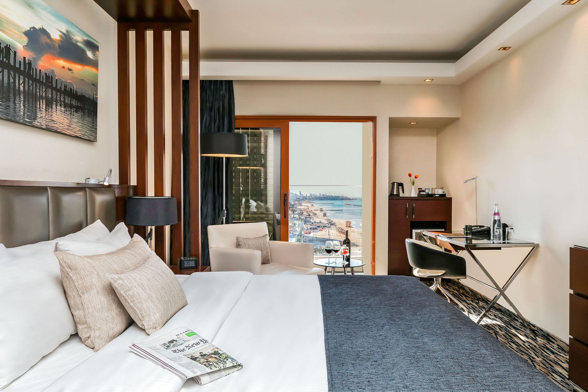 SUITE, KING BED, PARTIAL SEA VIEW