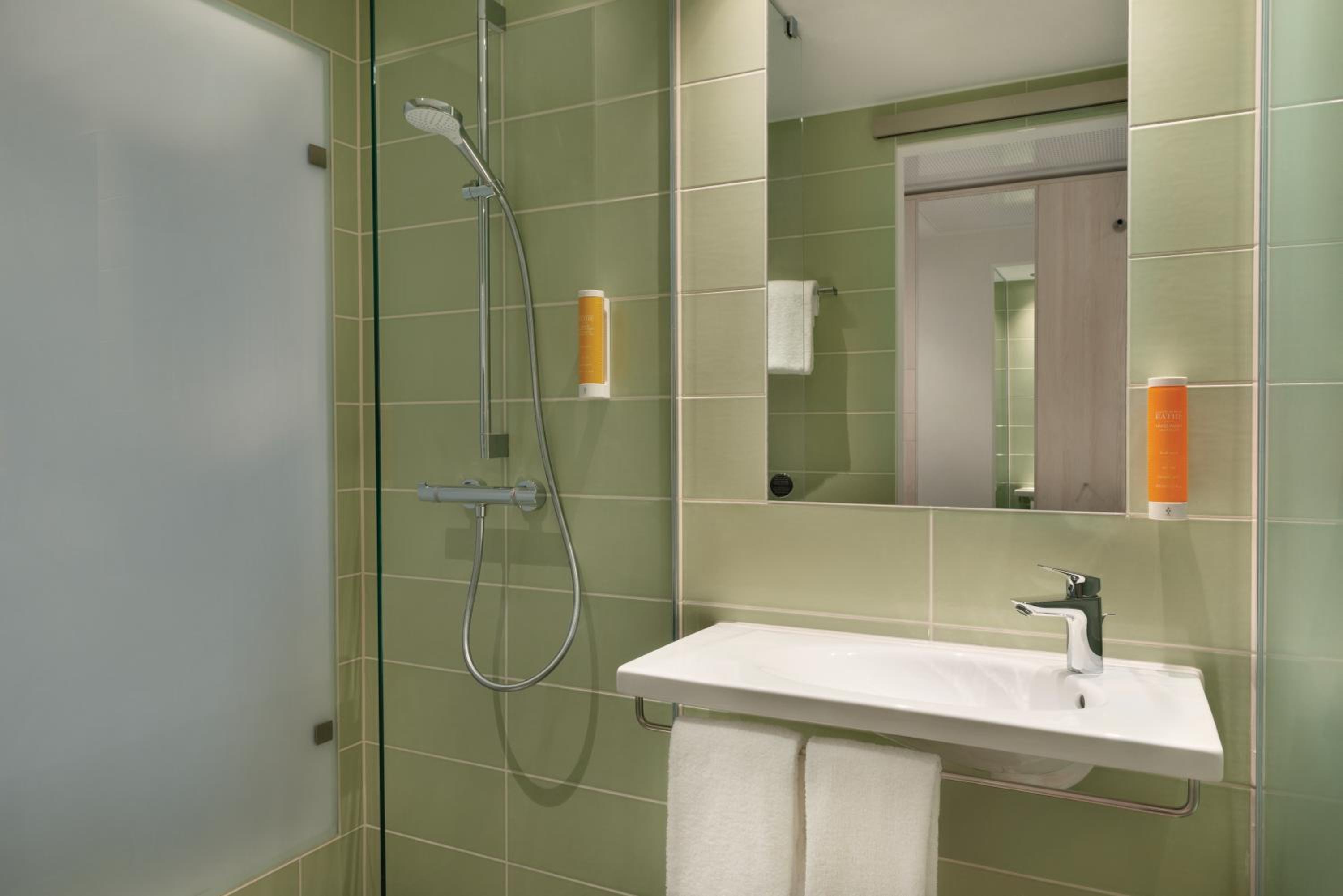 Adjoining, Standard, Double Bed، Super 8 by Wyndham Augsburg 5/5