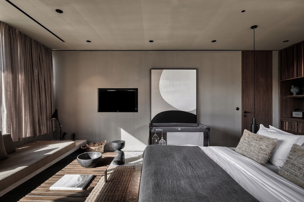 Tropical, Family, King Bed, Shared Pool, Sofa, Terrace