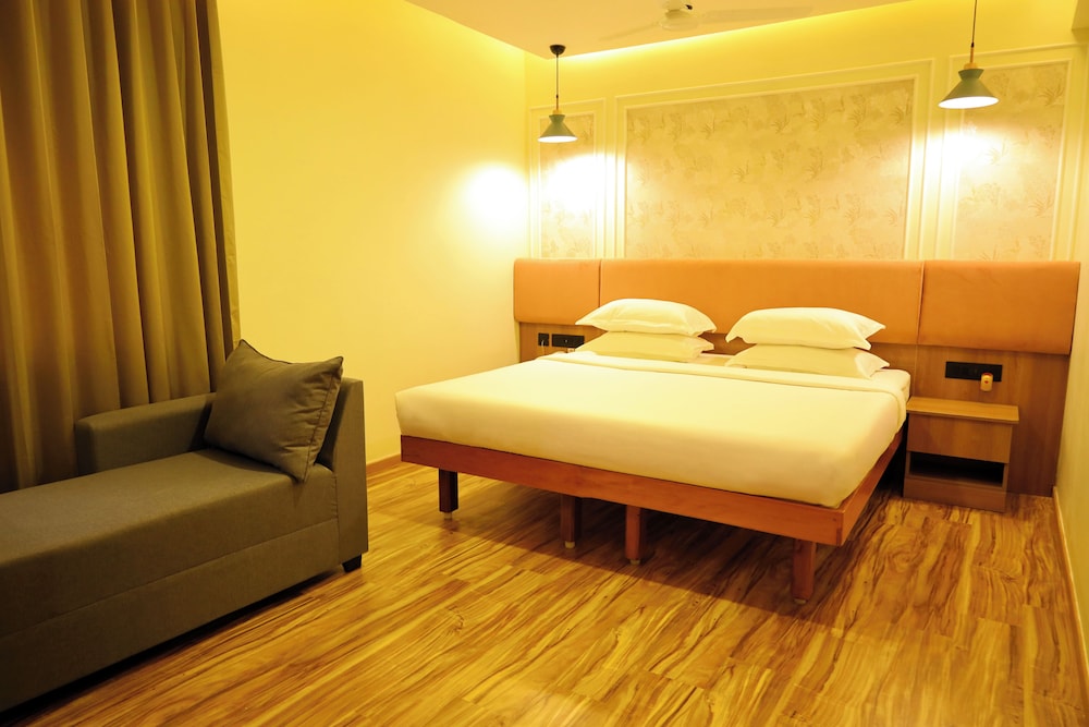 SUITE, KING BED