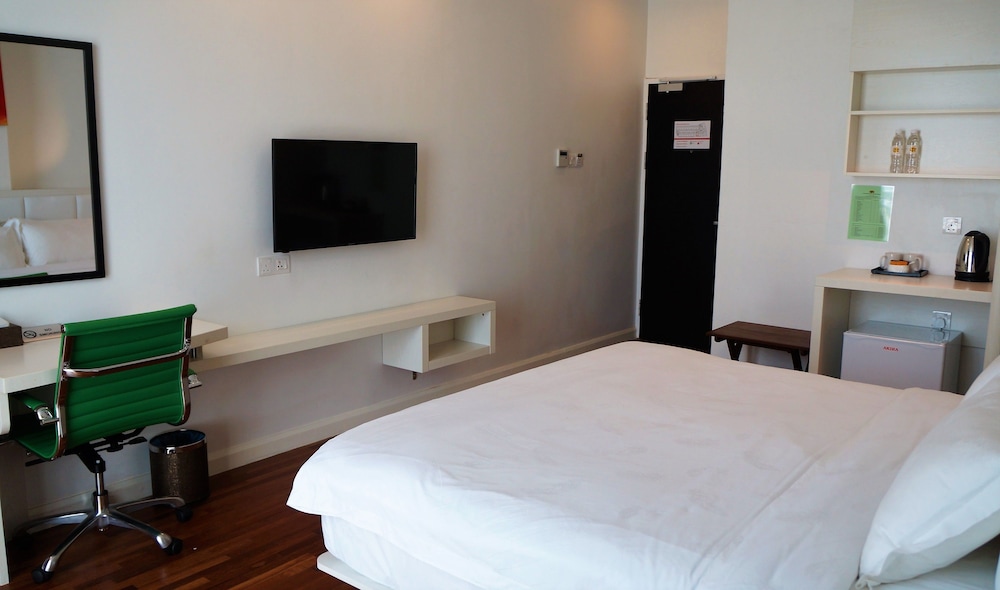 PINE GARDEN HOTEL 7/37