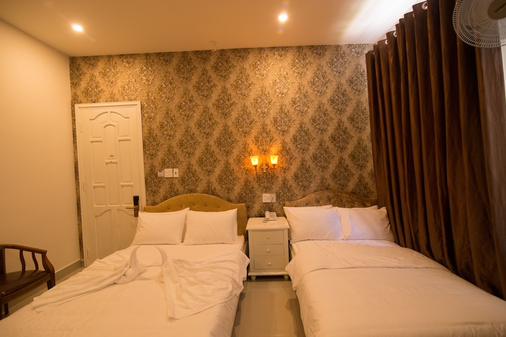 Royal Hotel 30/41