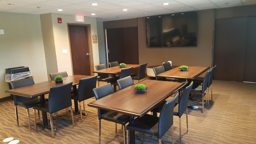 Microtel Inn And Suites By Wyndham Whitecourt 38/41