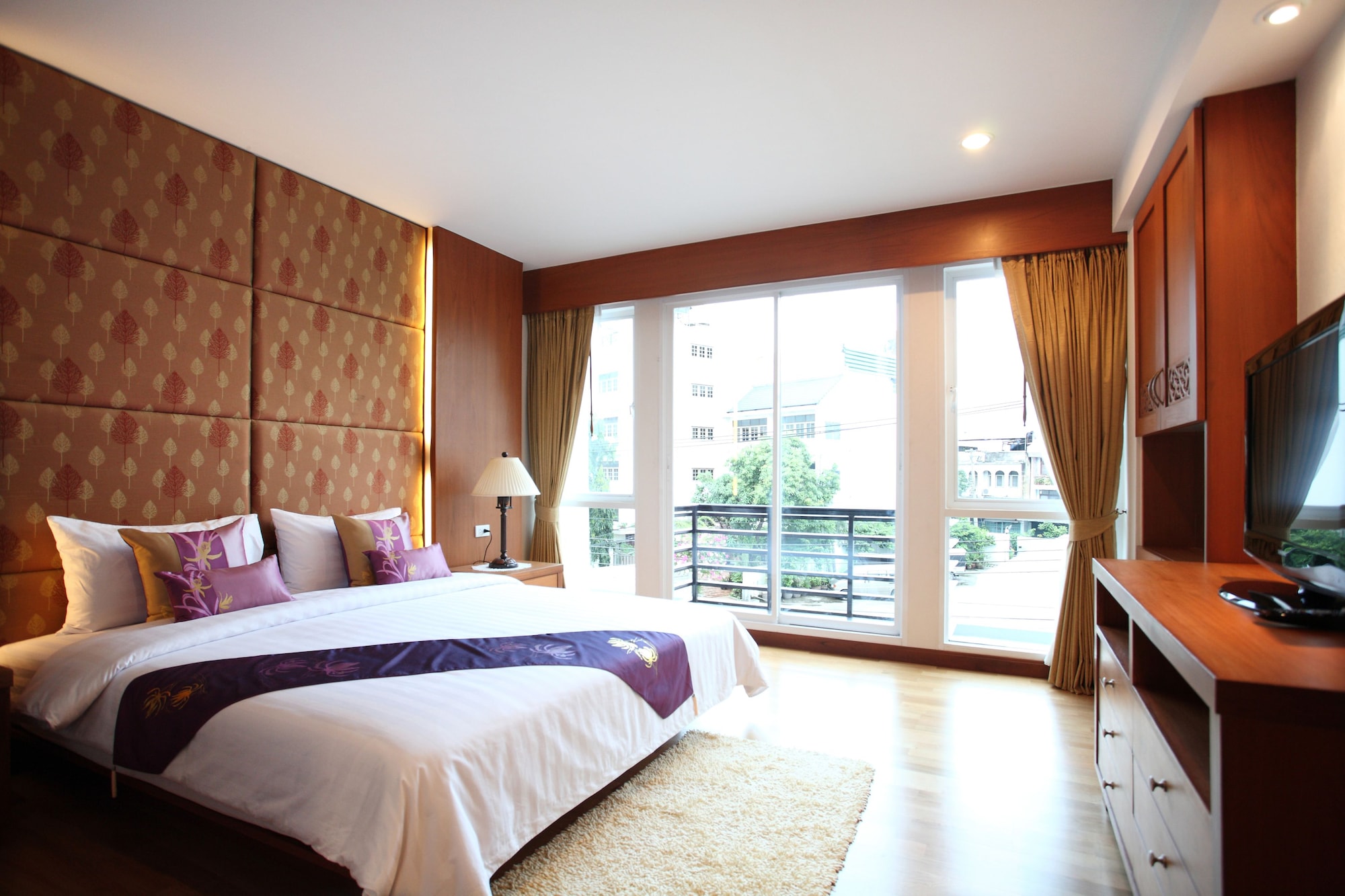 ROYAL, SUITE