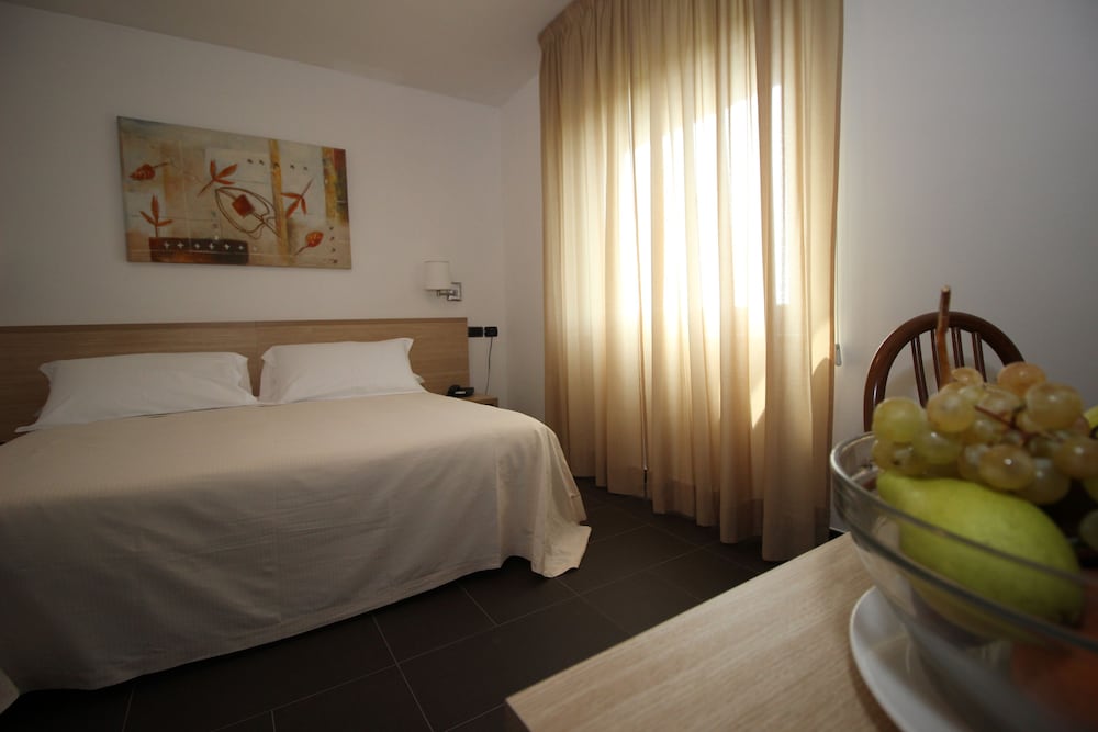Standard, Triple, 1 Queen and 1 Single Bed, Garden View