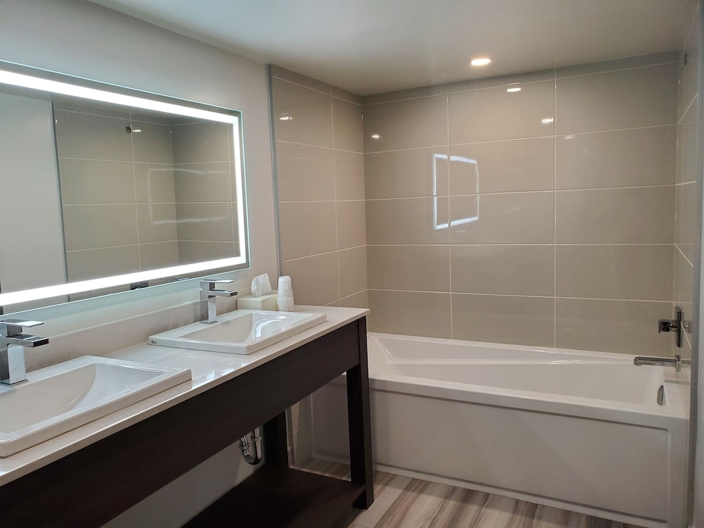 Atlantic, Suite, King Bed, Kitchen، Super 8 by Wyndham Macleod Trail Calgary 2/2