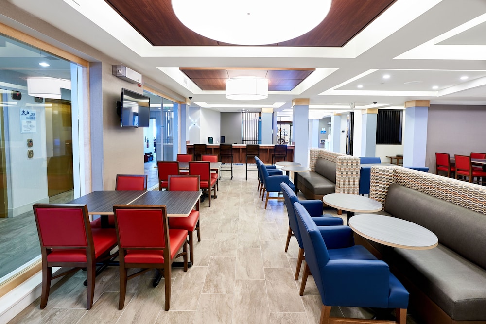 Holiday Inn Express Suites Dieppe Airport 43/63