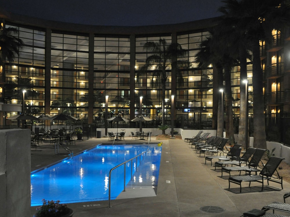 Embassy Suites by Hilton Phoenix Biltmore 7/45