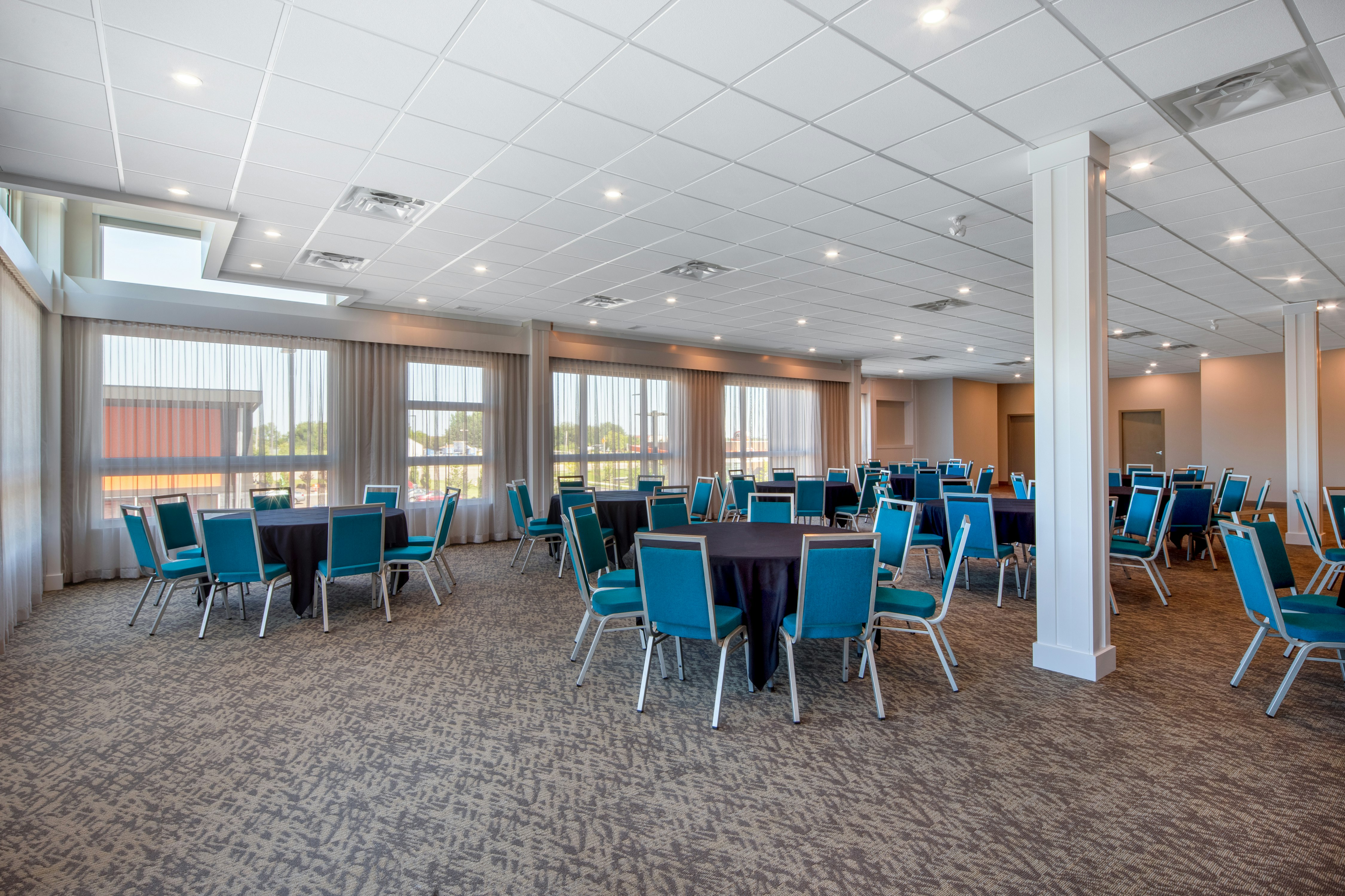 Hampton Inn and Suites Edmonton St. Albert, AB 19/24