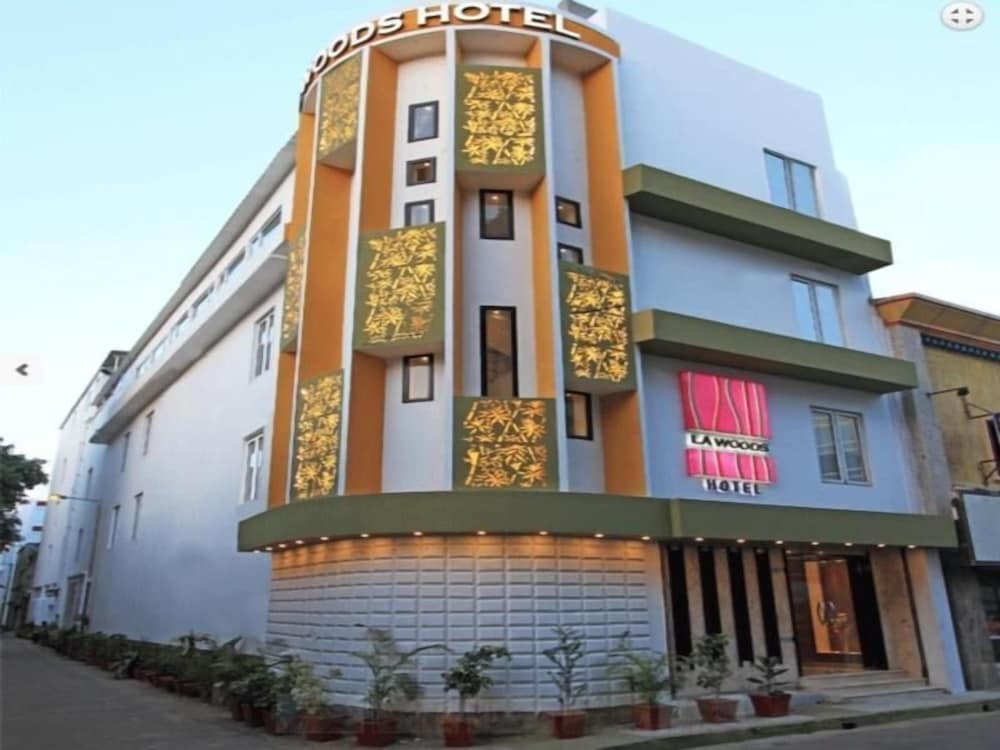 La Woods Hotel 3/50