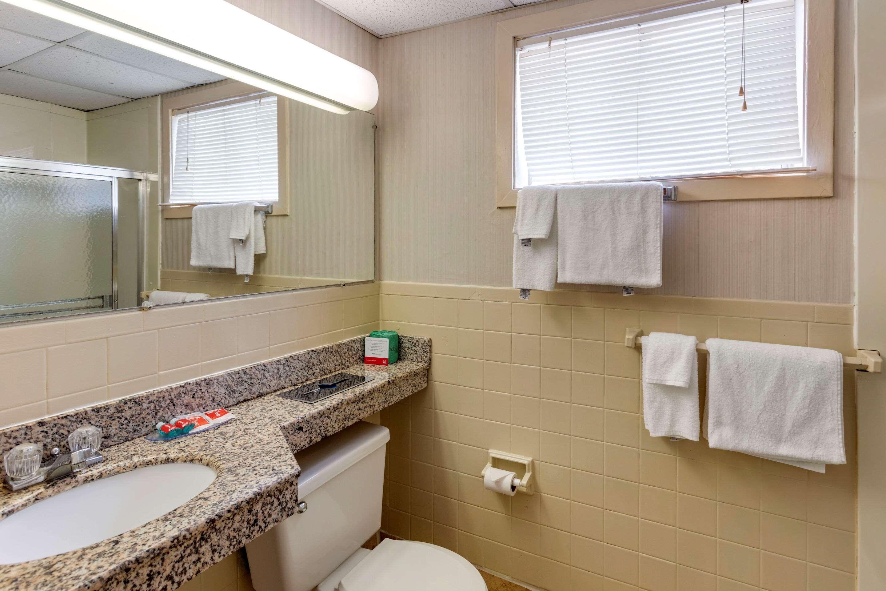 Economy Inn East Hartford CT 60/60
