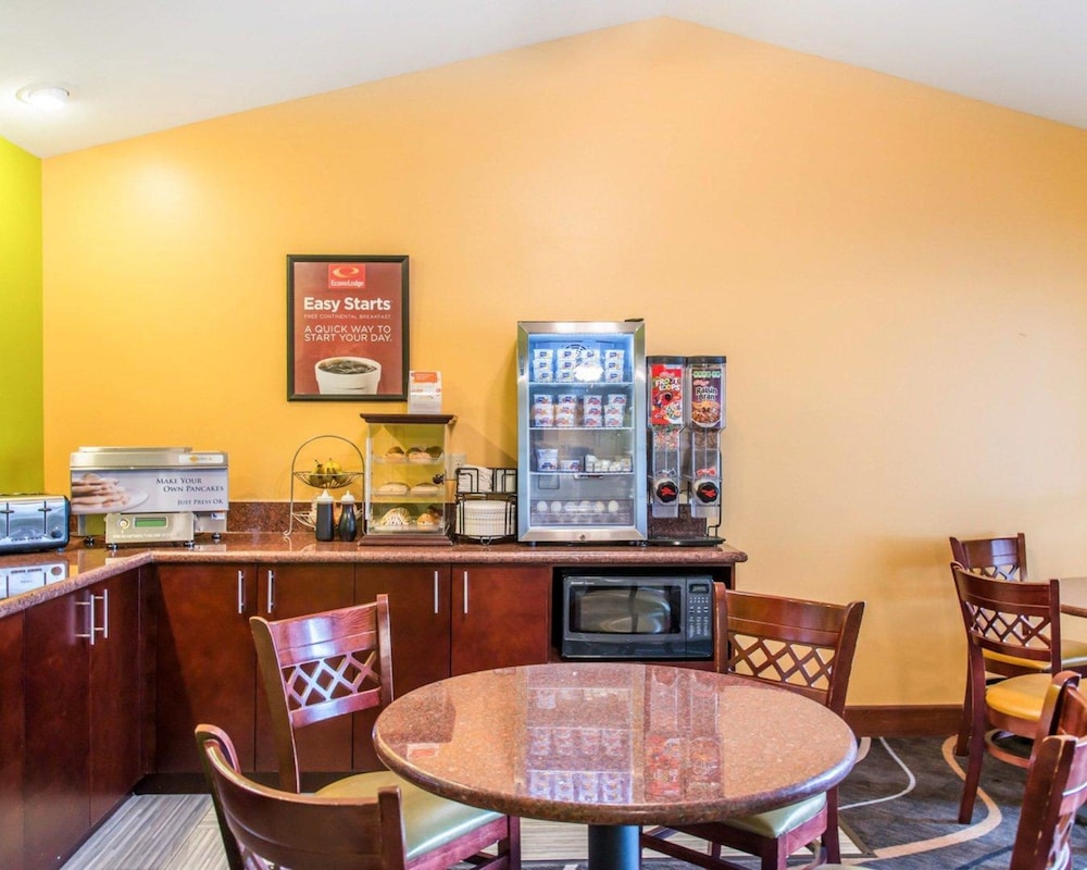 Econo Lodge Inn & Suites Eau Claire South 28/33