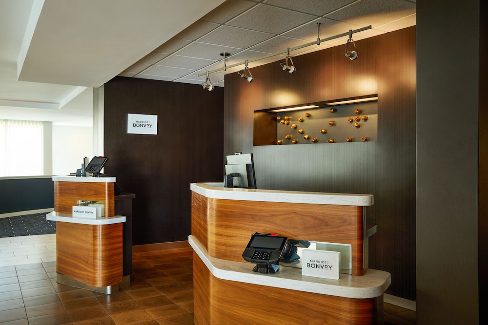 Courtyard by Marriott Kansas City Overland Park/Metcalf, South of College Boulevard 9/56