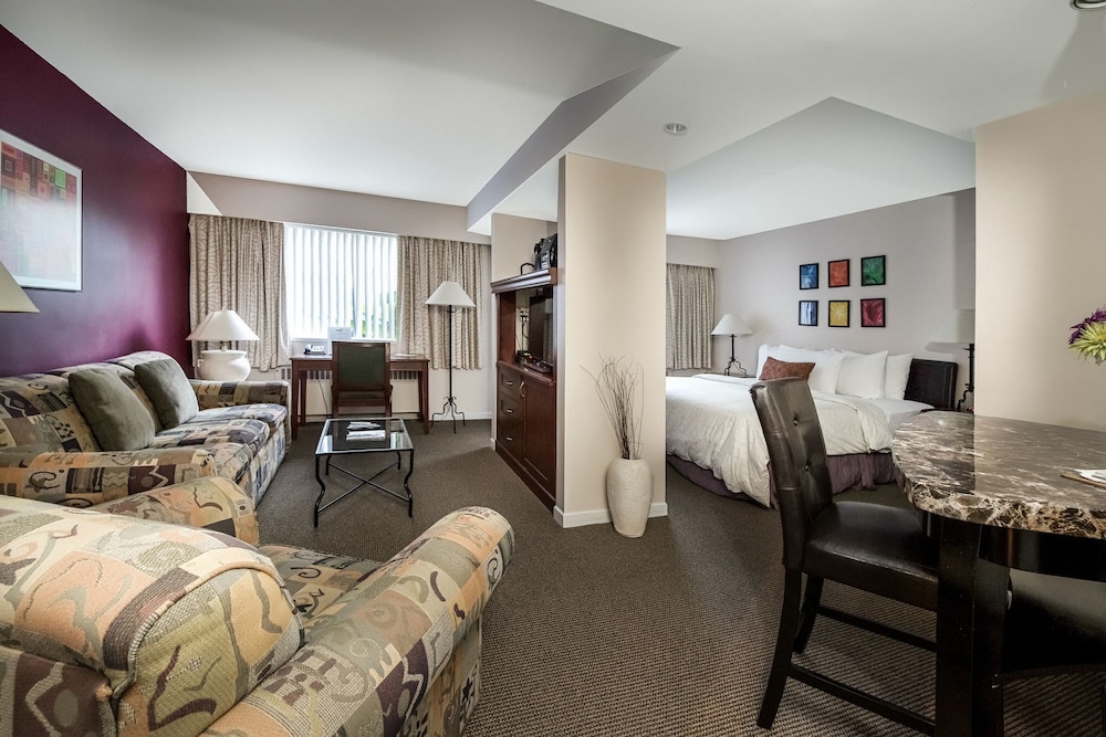 The Rosellen Suites At Stanley Park 24/74