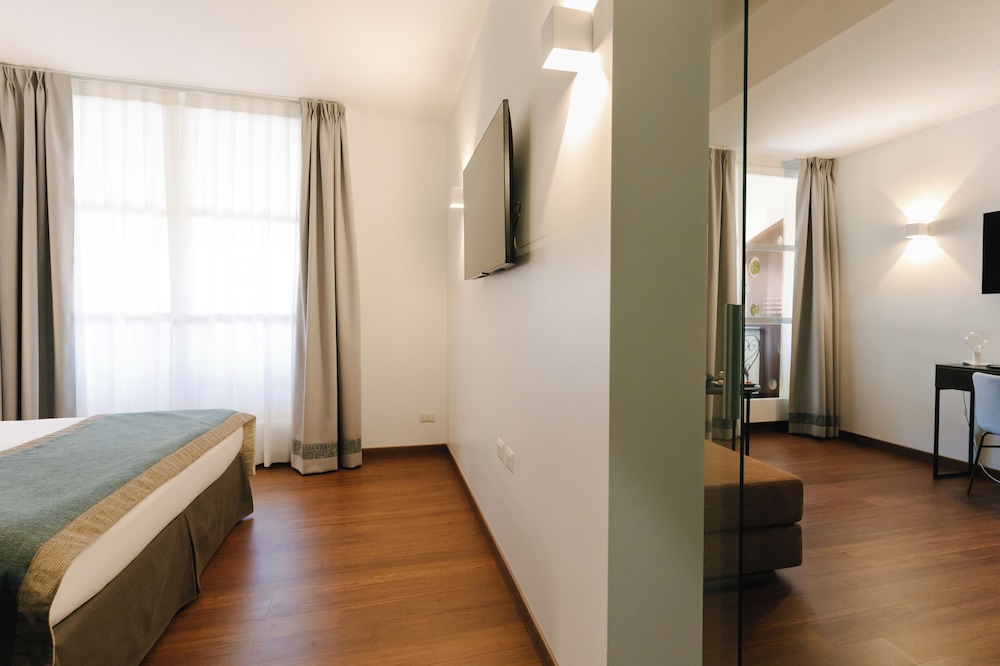 Comfort, Triple, King Bed, Garden View