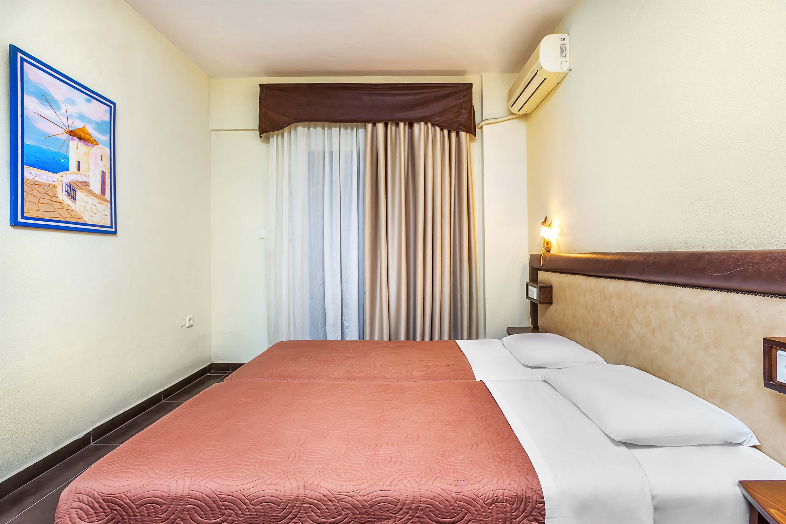 ROOM, DOUBLE BED