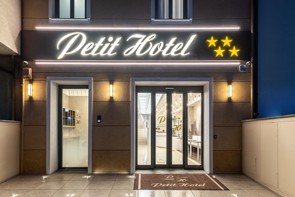 Petit Hotel 1/31