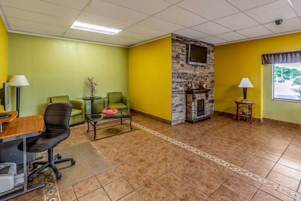 Baymont Inn & Suites by Wyndham Newton IA 3/6
