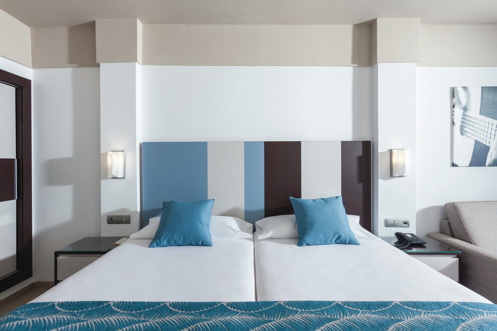ROOM, DOUBLE BED, PARTIAL SEA VIEW, BALCONY