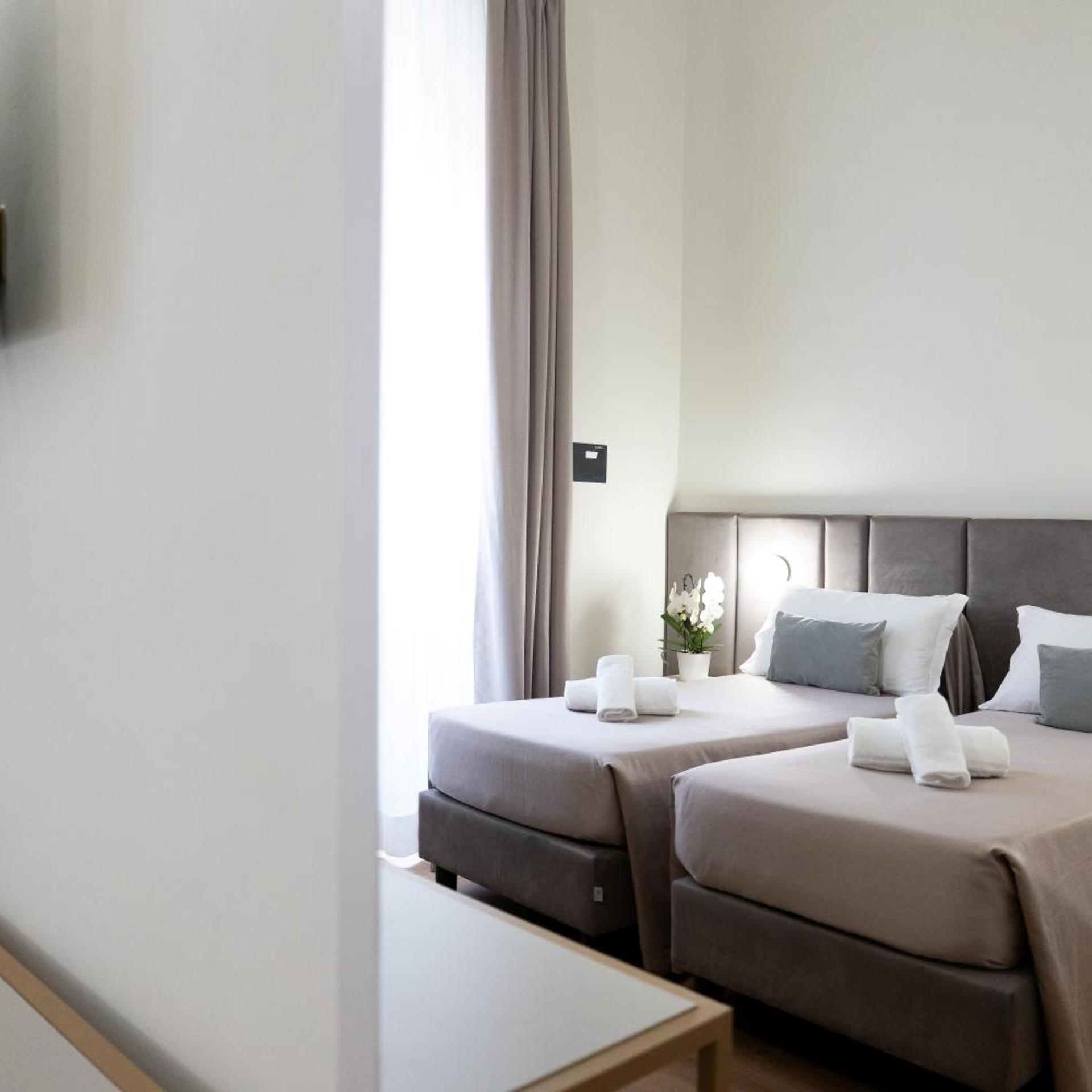 Deluxe, Double or Twin Bed, Hotel Romantica 4/10