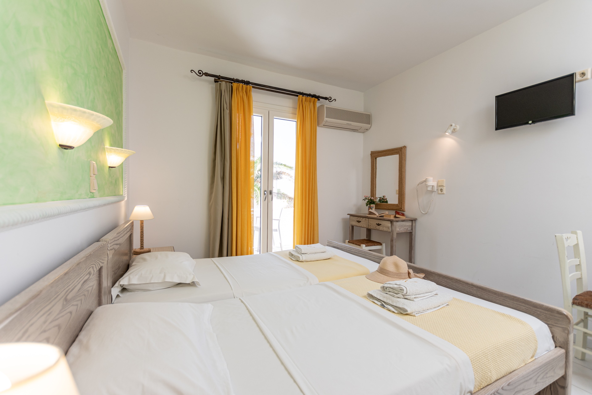 DOUBLE ROOM