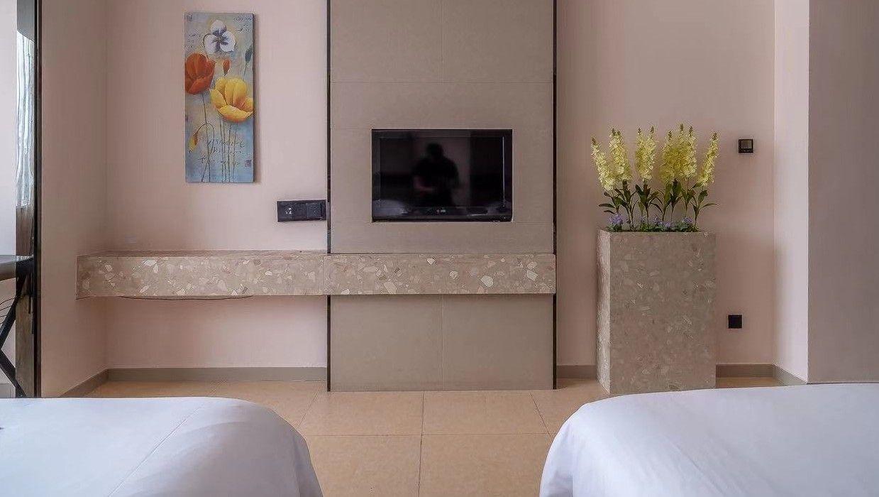 Boutique Holiday Hotel (Beihai Rt-Mart High-Speed Railway Station) 12/30