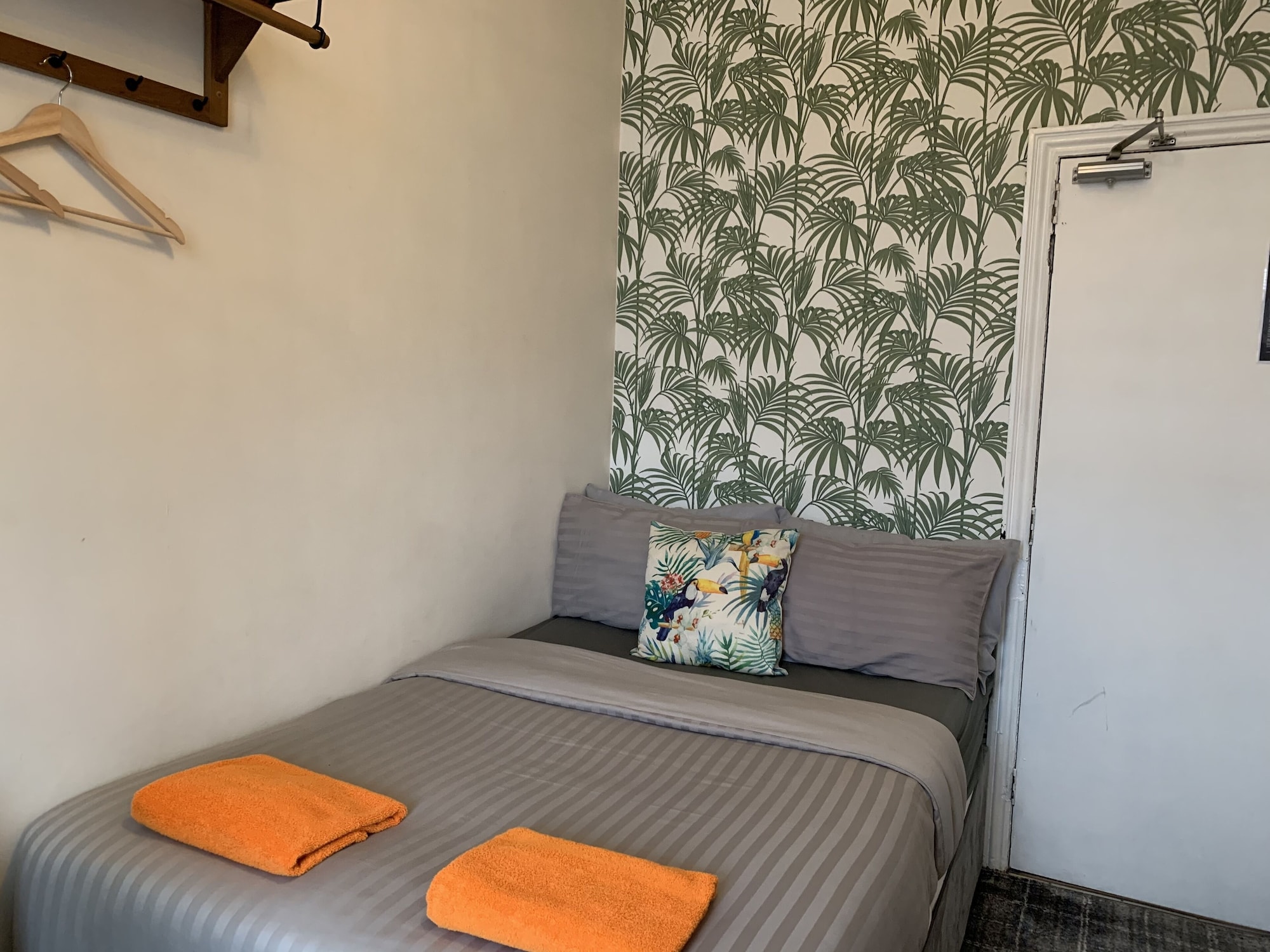 ROOM, DOUBLE BED, SHARED BATHROOM