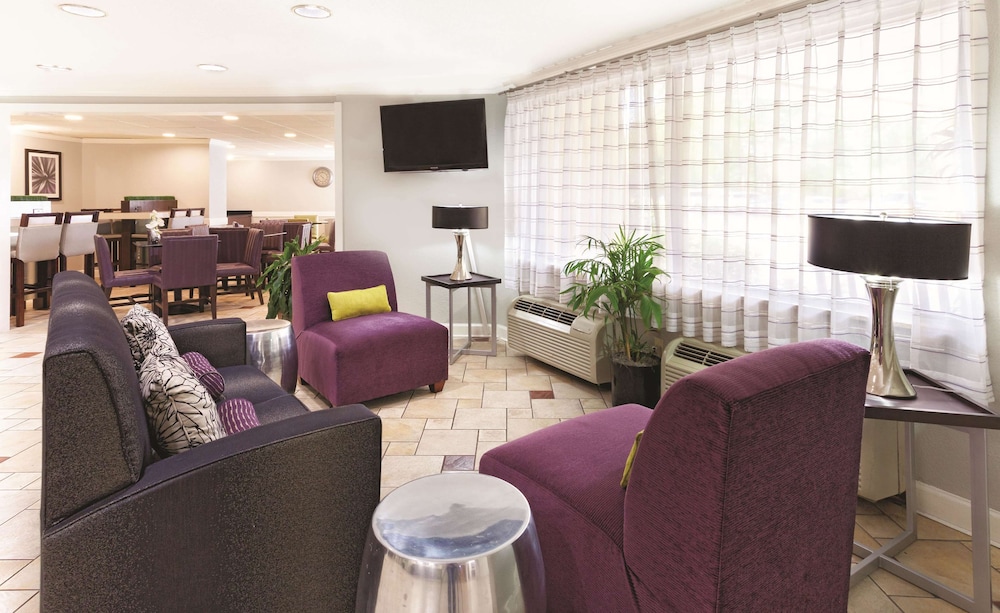La Quinta Inn & Suites by Wyndham Miami Airport East 38/52