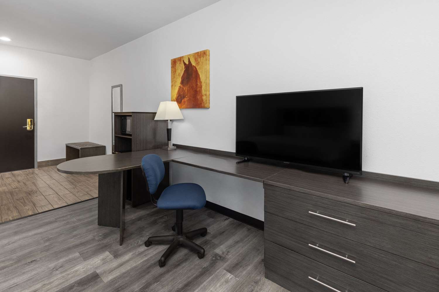 Days Inn & Suites by Wyndham Lubbock Medical Center 43/54