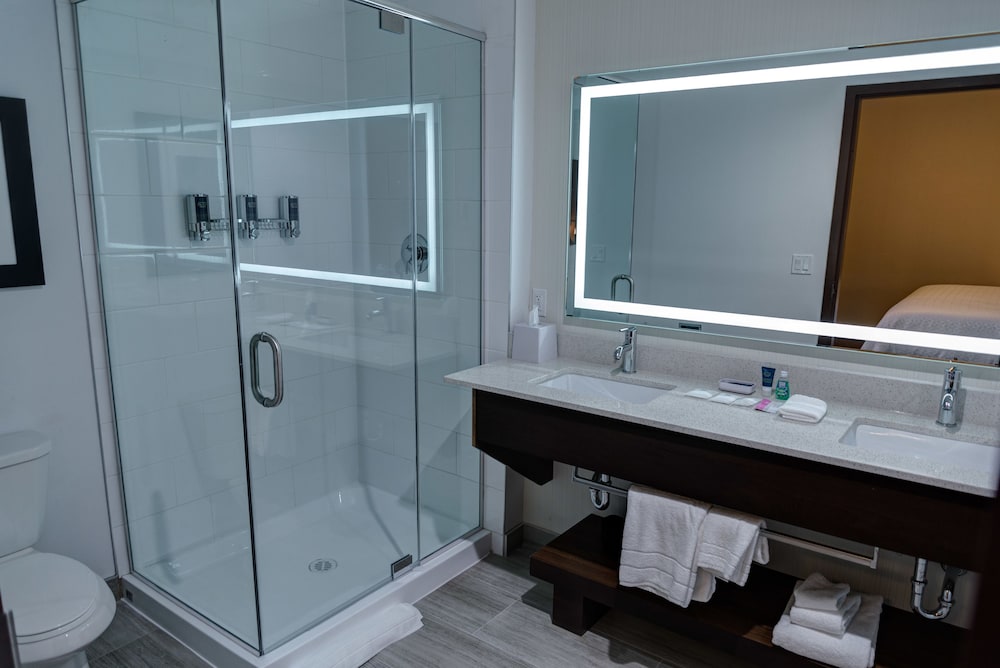 FOUR POINTS BY SHERATON SHERWOOD PARK 6/28