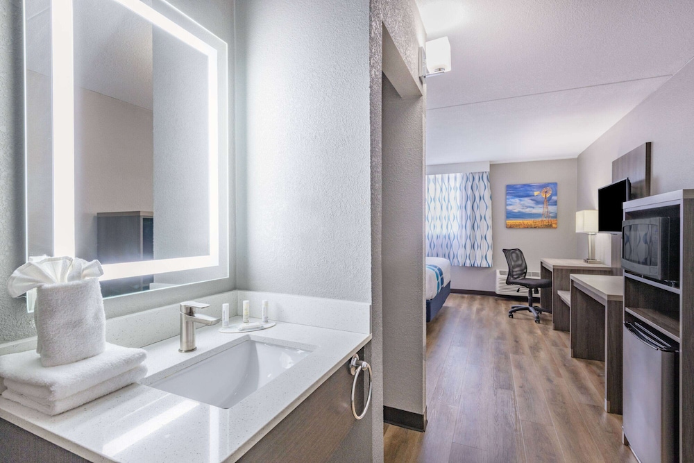 Wingate by Wyndham Wichita Airport 48/49