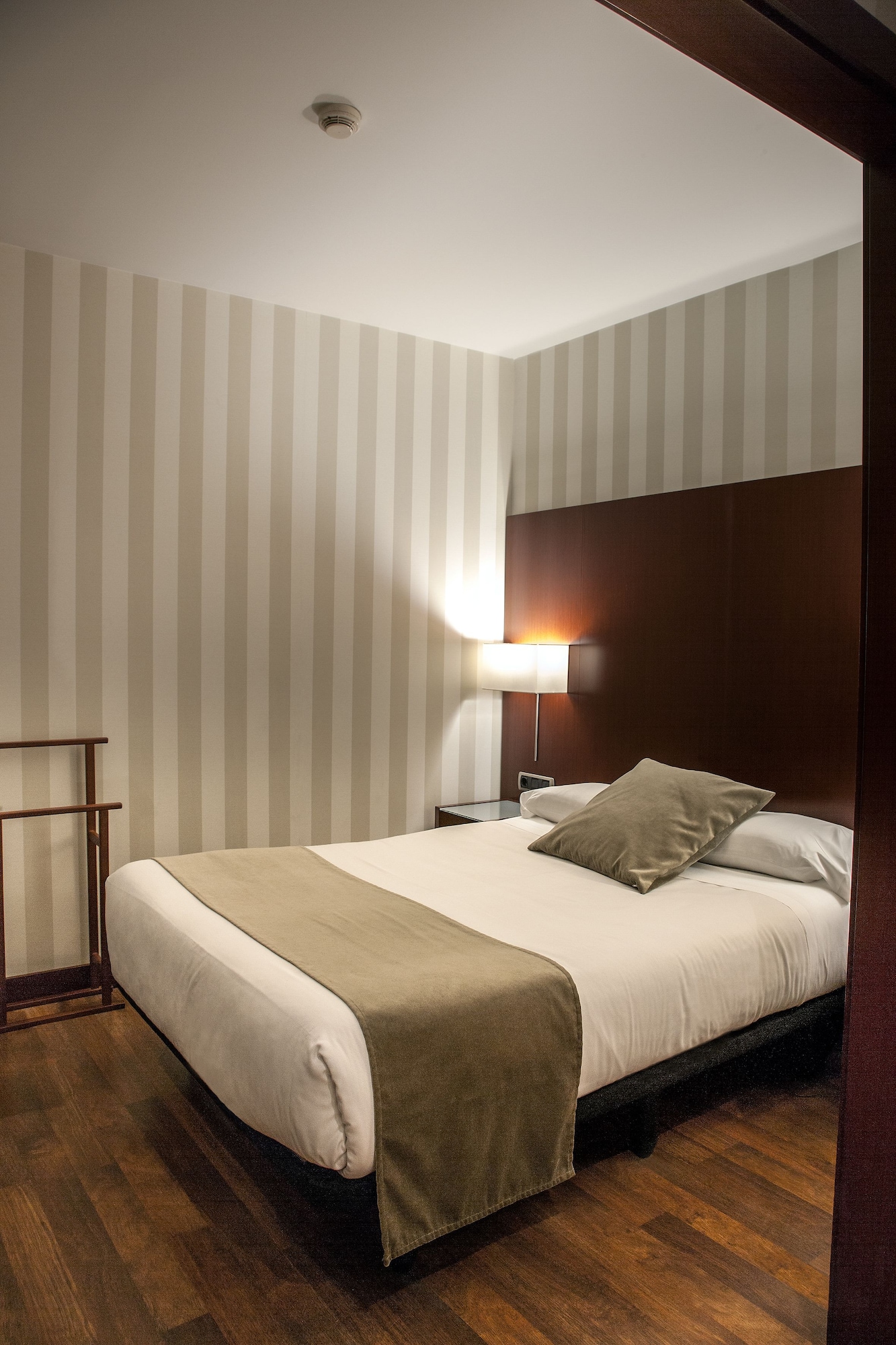 ROOM, SINGLE