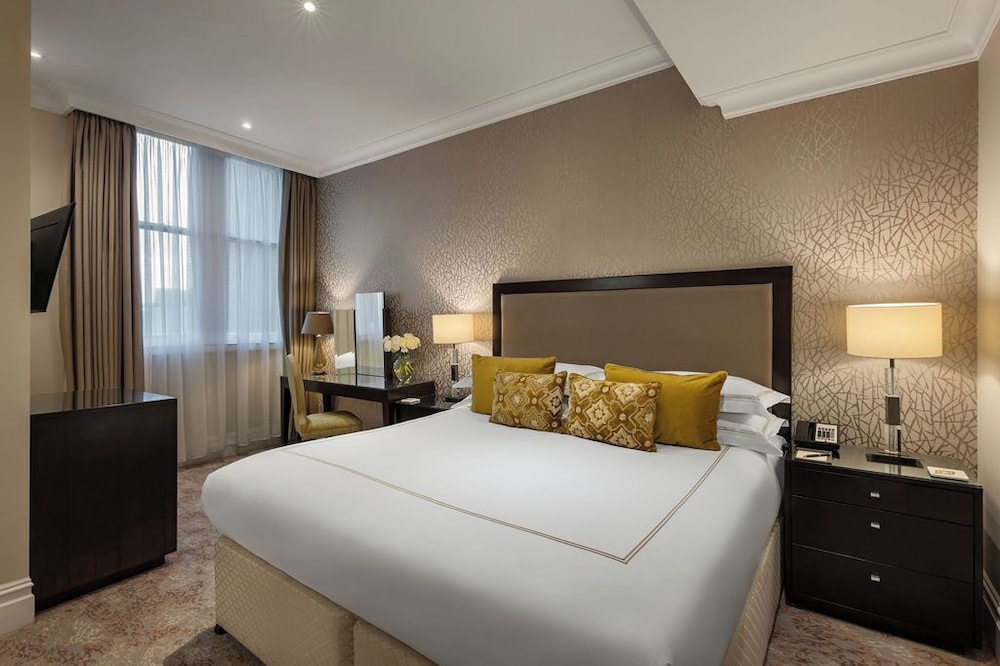 2 BEDROOMS, FALCONERS, SUITE