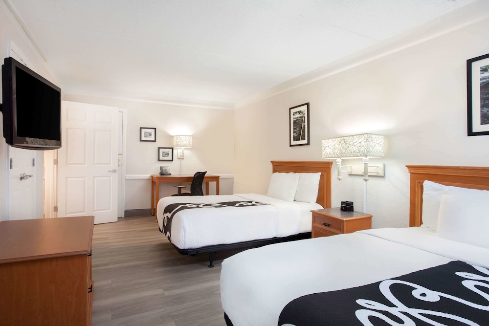 Baymont by Wyndham Fort Myers Central 12/27