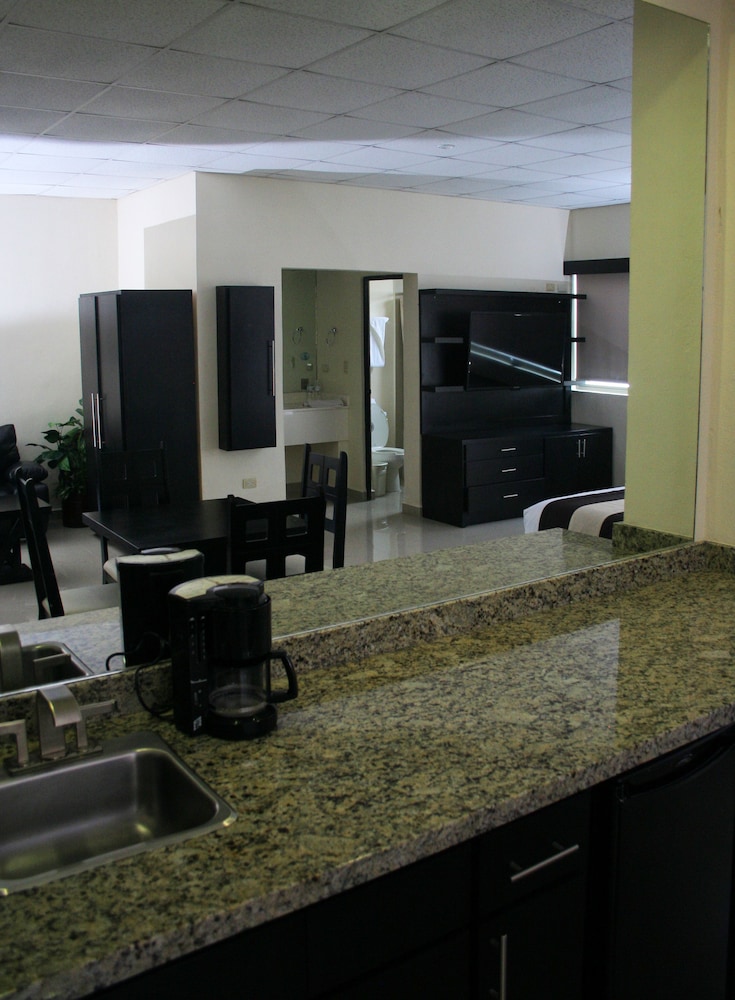 Hotel El Camino Inn and Suites 6/50
