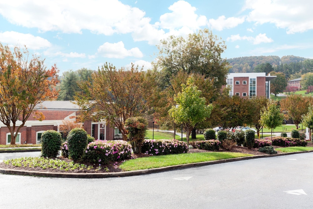 Days Inn by Wyndham Dahlonega 40/49