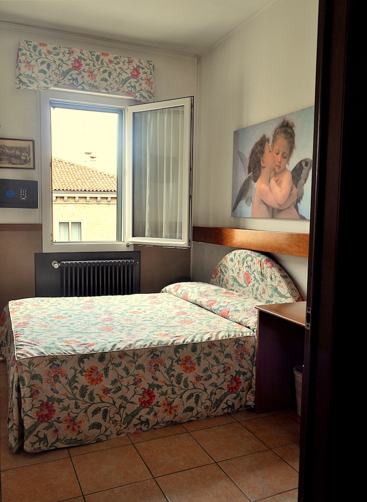 Hotel Roma 7/26