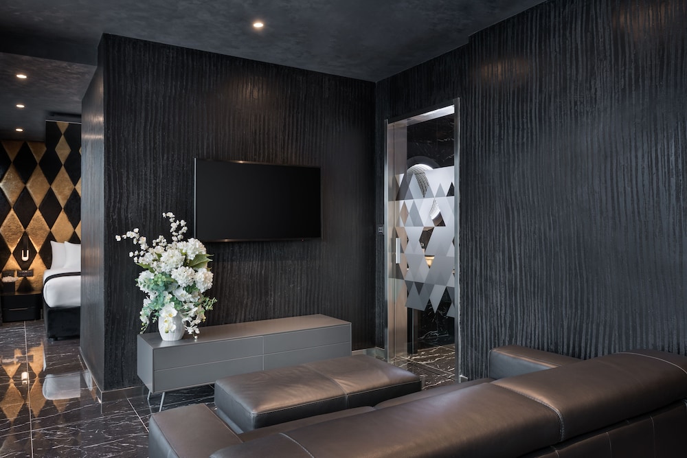 H Hotel Adults Only 59/68