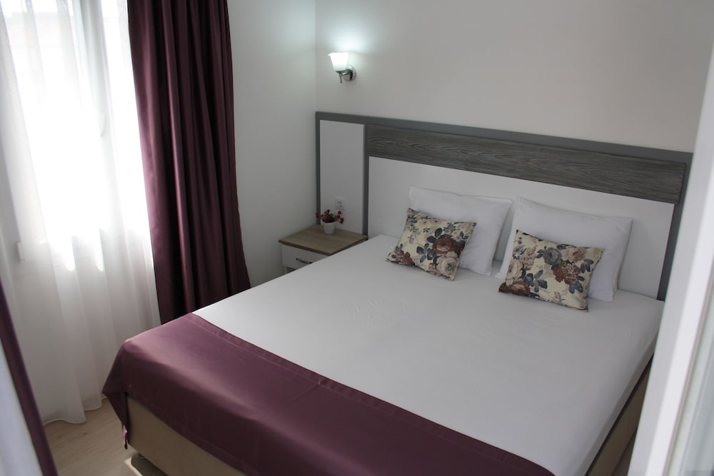 STUDIO, SUITE, KITCHENETTE, CORNER