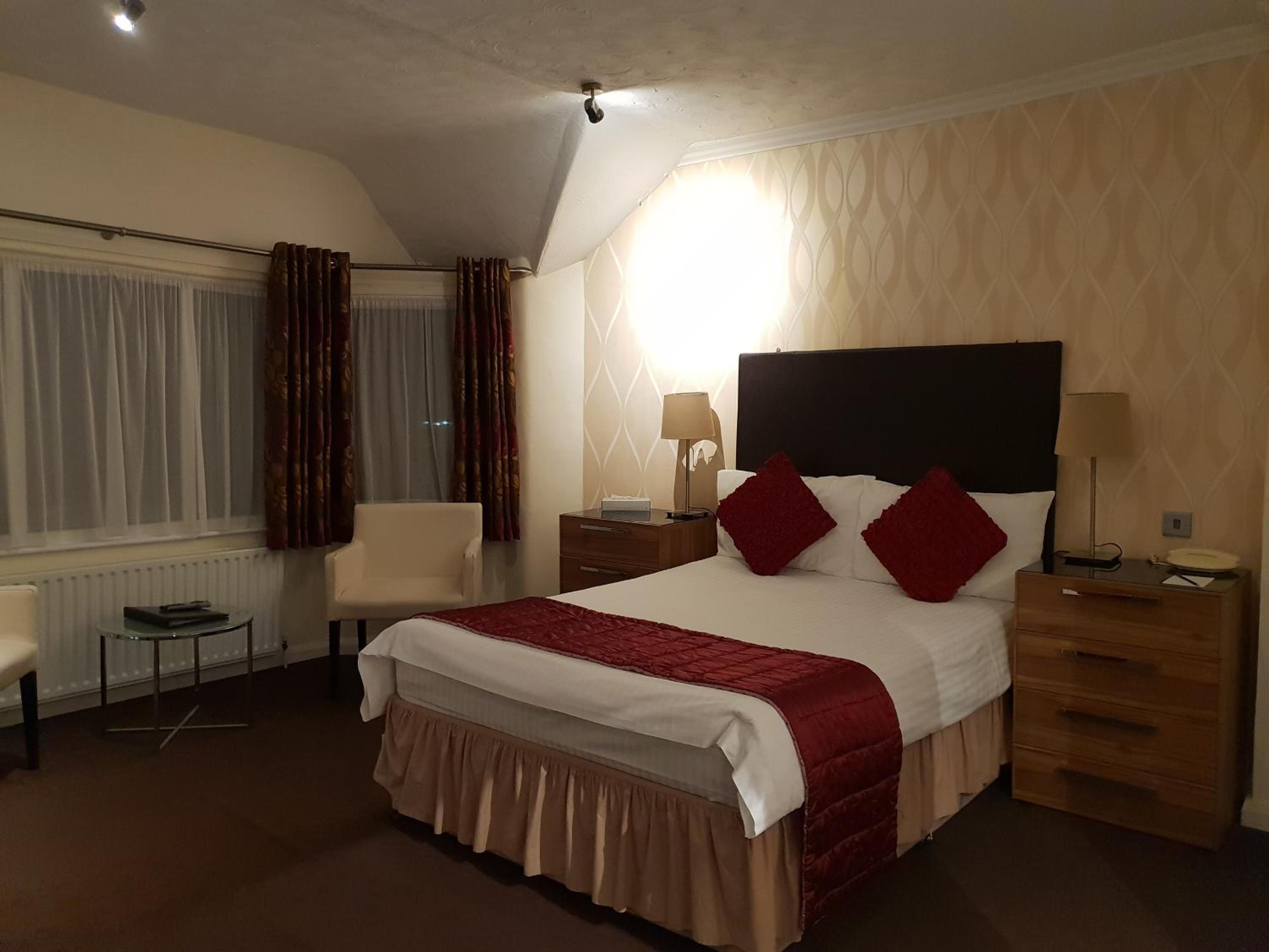 Ascot Hotel 18/50
