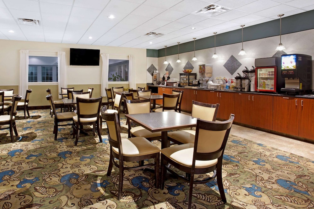 La Quinta Inn Suites By Wyndham Stonington Mystic Area 47/59