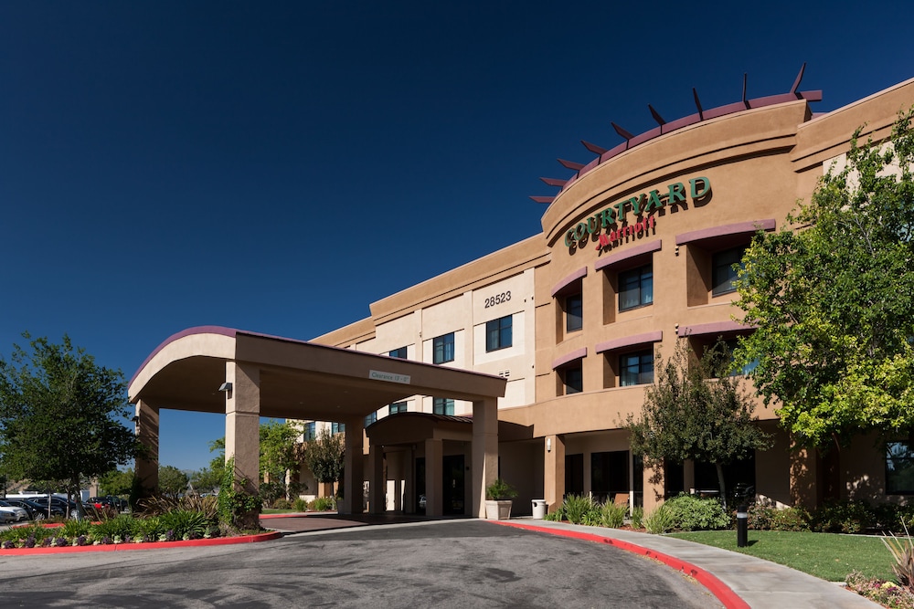 Courtyard Santa Clarita Valencia 42/49