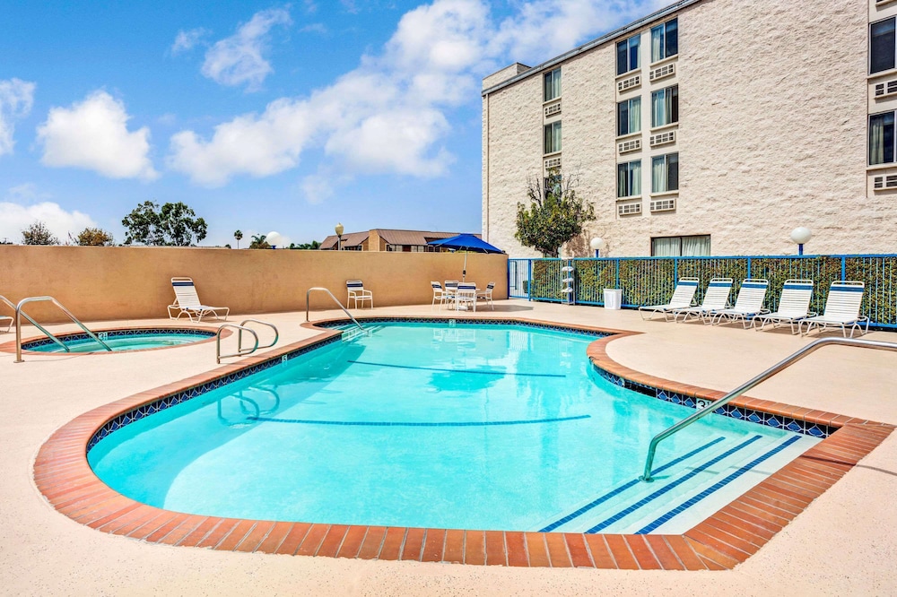 Days Inn & Suites by Wyndham Fullerton 15/26