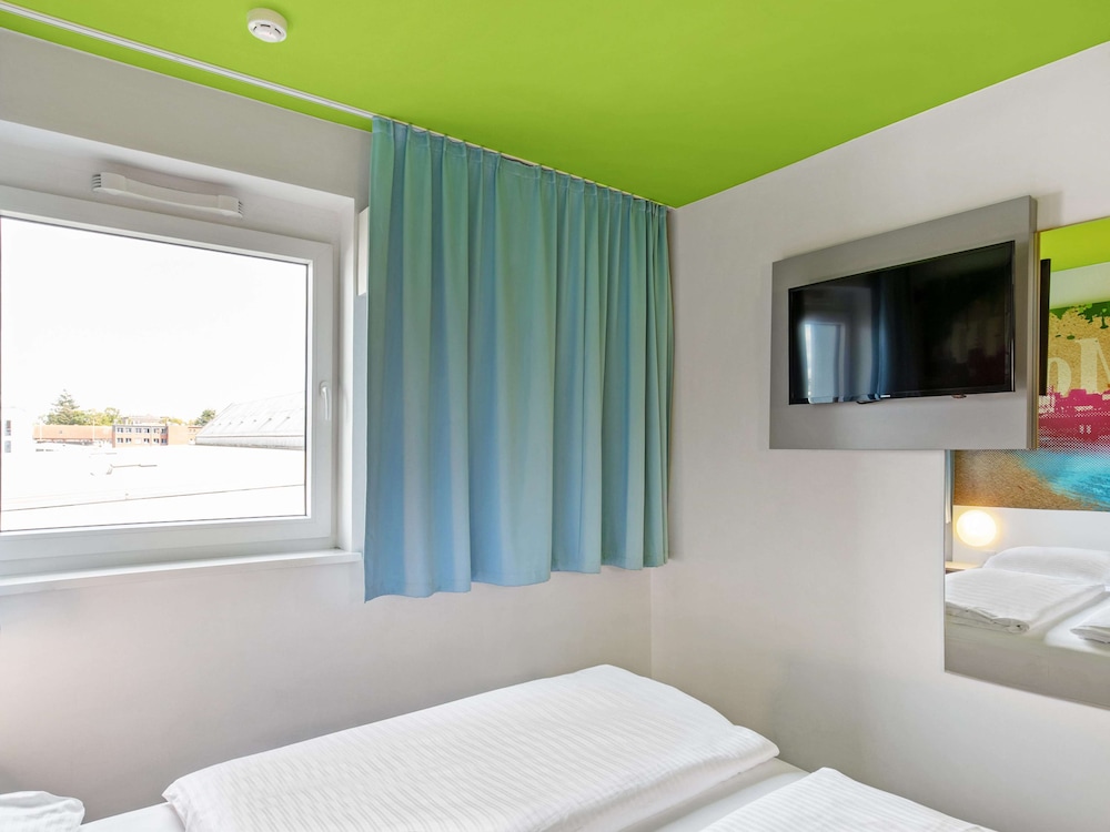 ROOM, QUEEN BED