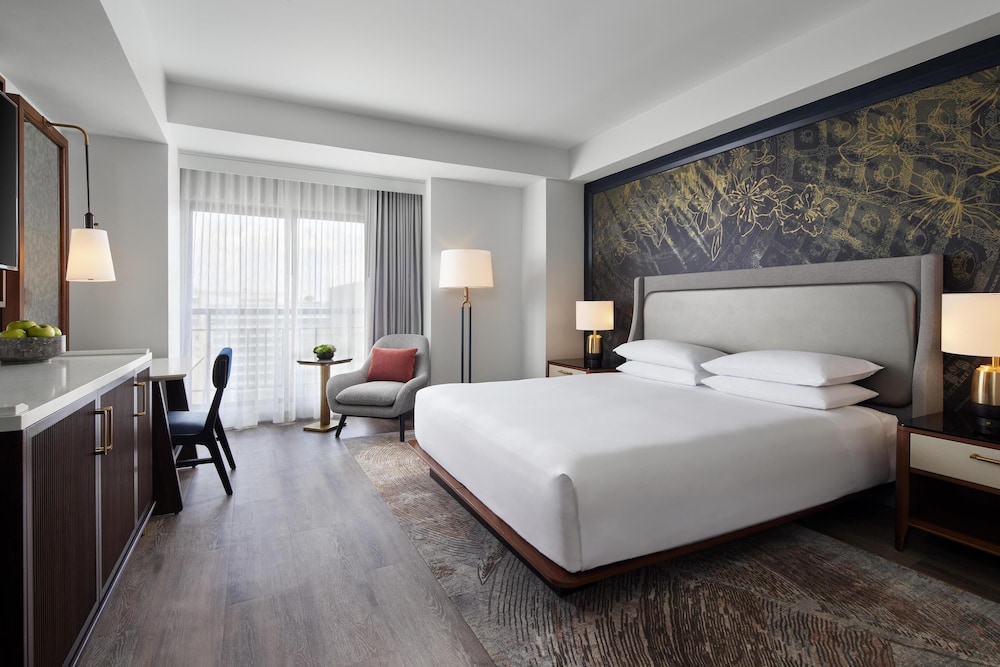 CLUB, KING BED