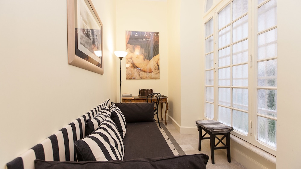Rental In Rome Portico Ottavia Garden 14/24