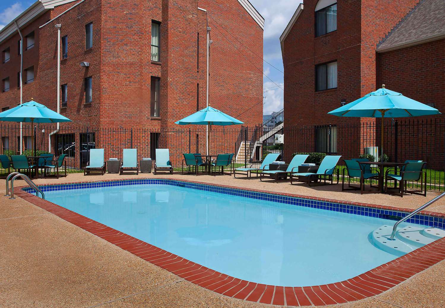 Sonesta Simply Suites Memphis East Poplar Pike 14/19