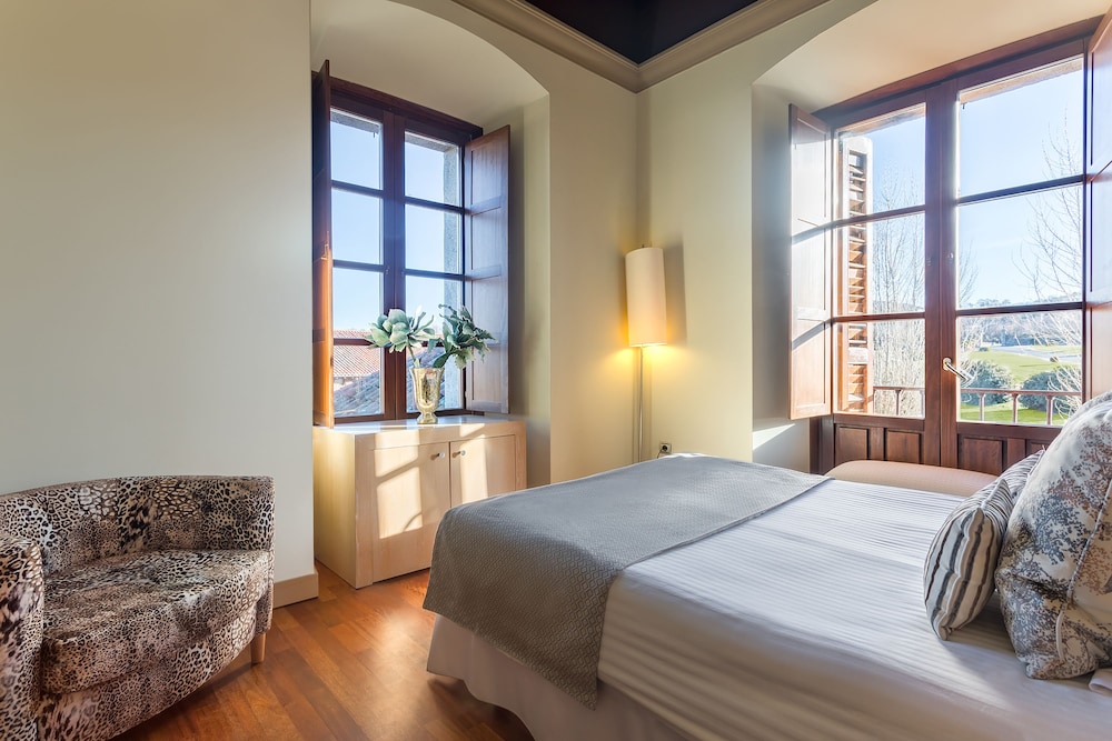 غرفة بسرير مزدوج بجاكوزي