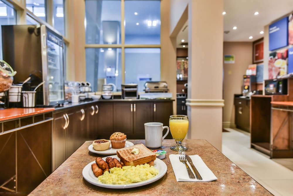 Comfort Inn & Suites Ambassador Bridge 27/39